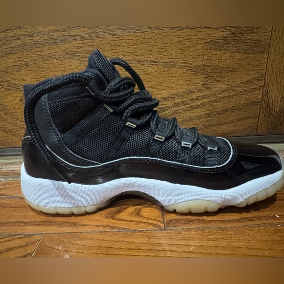 Jordan Kids Sneakers Black White Red - Picture 10 of 15